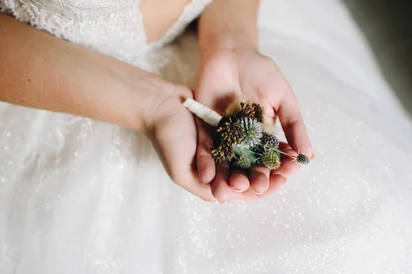 Primo piano della sposa caucasica che tiene un fiore delicato boutonniere il giorno del suo matrimonio — Foto Stock