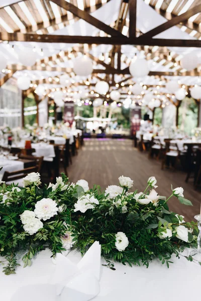 Μοντέρνος χώρος γάμου διακοσμημένος με λουλούδια και φώτα για ένα κομψό boho γάμο, κατακόρυφα — Φωτογραφία Αρχείου