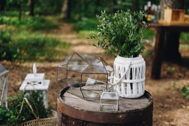 Şık bir boho düğünü için dekore edilmiş bir düğün yerinde çeşitli dekorasyon ürünleri. 