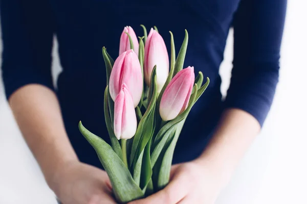 Detailní záběr rukou mladé bělošky držící kytici jarních tulipánů. — Stock fotografie