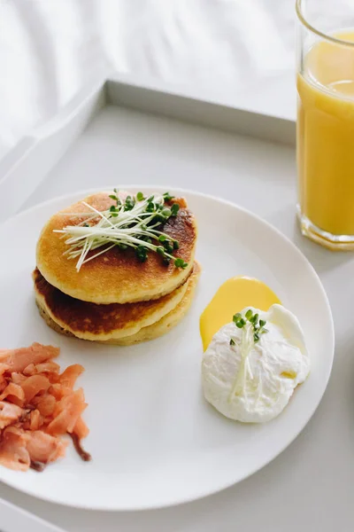 Primer plano de nutritivo y sabroso desayuno saludable en la cama en bandeja imagen vertical — Foto de Stock