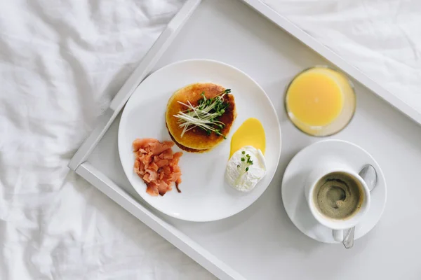 쟁반 위에 놓인 침대의 영양가있고 맛있는 아침 식사 사진 — 스톡 사진