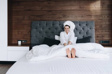 Genç ve güzel bir kadın yatağında havluyla uyandı.