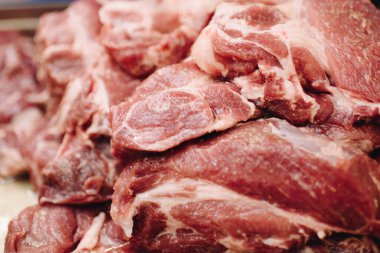 Lezzetli taze kırmızı et kesikleri pişmeye hazır.