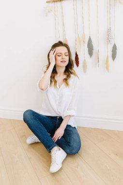 Güzel beyaz bir kadının dikey görüntüsü hayal kuruyor.