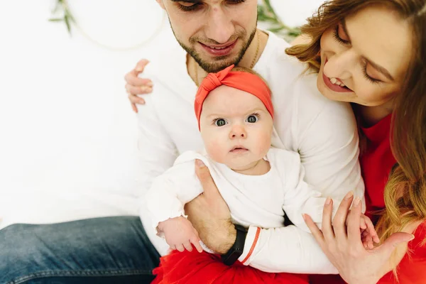 Familia caucásica de tres: madre, padre e hija bebé lindo — Foto de Stock