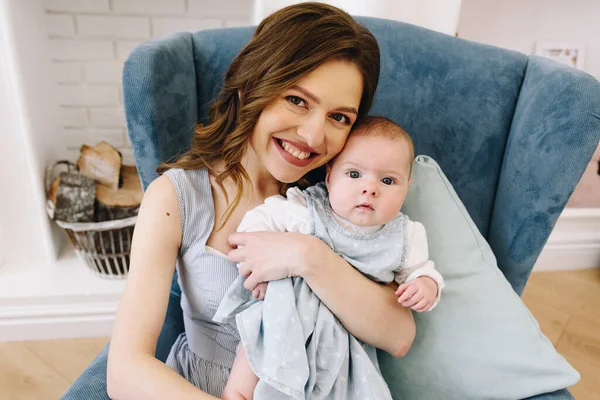 Jeune mère avec sa fille regardant droit dans la caméra souriant heureux — Photo