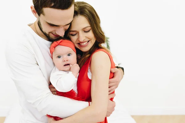 Familia caucásica de tres: madre, padre y linda hija bebé con espacio para el texto — Foto de Stock
