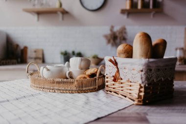 Güzel bir mutfakta taze pişmiş ekmek.