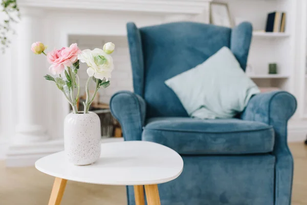 Nahaufnahme Bild von schönen Blumen in der Vase auf einem Tee-Tisch in gemütlich dekorierten Raum — Stockfoto