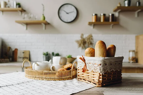 Primer plano de pan recién horneado en la mesa de la cocina — Foto de Stock