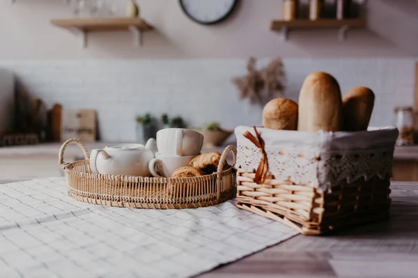 Pan recién horneado en una bonita cocina — Foto de Stock