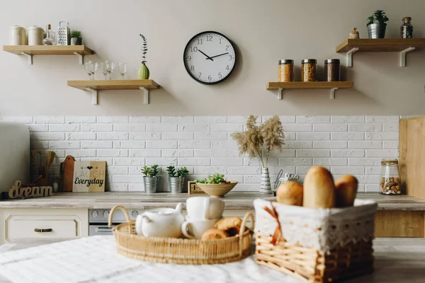 Schön dekorierte Küche mit frisch gebackenem Brot auf dem Tisch — Stockfoto