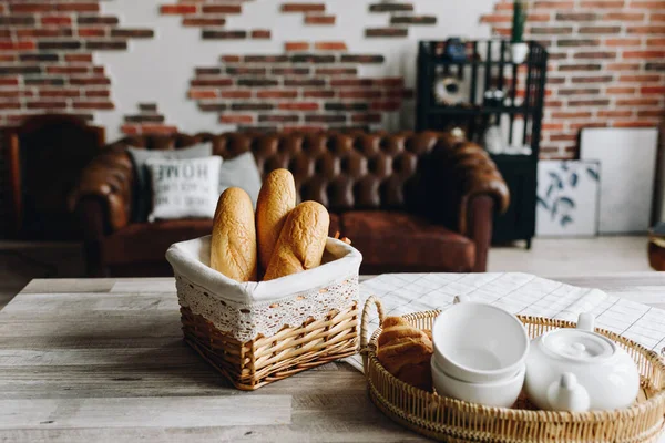 Primer plano de pan recién horneado en una mesa en una sala de estar — Foto de Stock