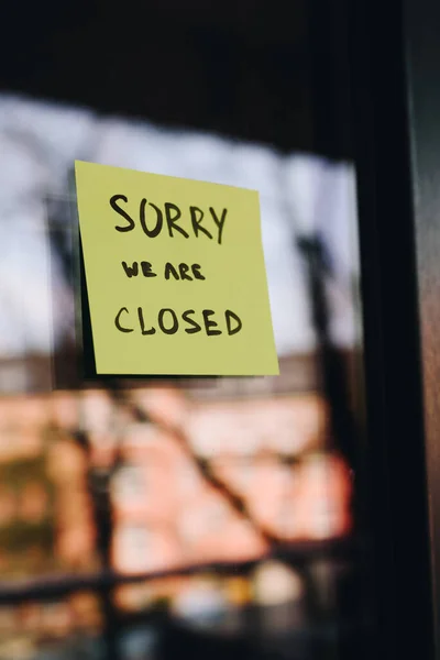 Sign or note on the entrance to a shop, cafe or other small business saying "sorry, we are closed" during the quarantine due to coronavirus covid 19 or covid-19  global viral pandemic — Stock Photo, Image