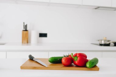 Salata için taze organik sebzeler: dolmalık biber, domates, salatalık