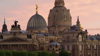 Dresden Frauenkirche, Hofkirche ve gezi tekneleri ile Saksonya, Temmuz, 2017 hafif akşam aydınlatılmış manzarası