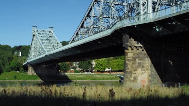 Loschwitz 蓝色惊奇 Blaues Wunder 悬臂桁架桥梁在河 Elbe 德累斯顿 萨克森在德国 2017年7月 — 图库视频影像