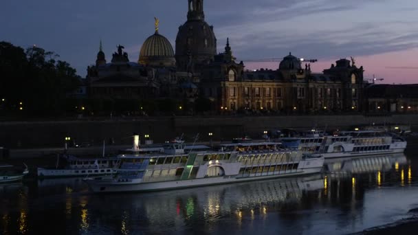 Skyline Iluminado Dresden Luz Noite Com Frauenkirche Hofkirche Barcos Excursão — Vídeo de Stock