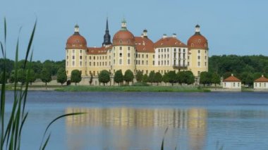Moritzburg Kalesi. Dresden, Almanya, Avrupa, Temmuz 2017 (kırmızı 5kws 21:9 yakınındaki gölde Castle)