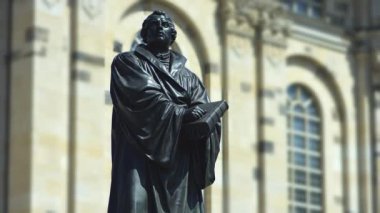 Martin Luther anıt, Dresden Frauenkirche gündüz Lutheran kilisesinde arkasında. Dresden Frauenkirche (kelimenin tam anlamıyla kilise Our Lady) bir Lutheran Kilisesi, Dresden, Saxoni Anhalt, Almanya, Avrupa, Ağustos 2017