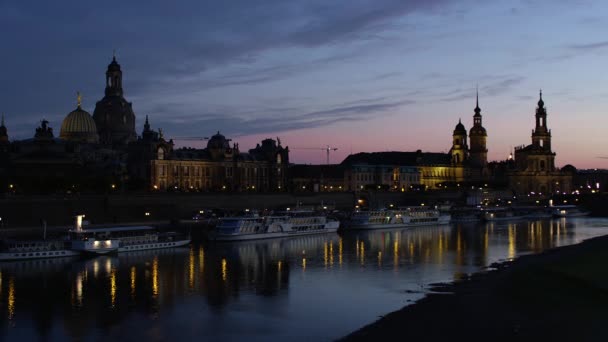 Skyline Iluminado Dresden Luz Noite Com Frauenkirche Hofkirche Barcos Excursão — Vídeo de Stock