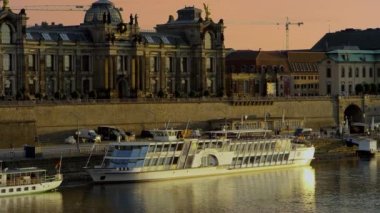 Dresden Frauenkirche, Hofkirche ve gezi tekneleri ile Saksonya, Temmuz, 2017 hafif akşam aydınlatılmış manzarası