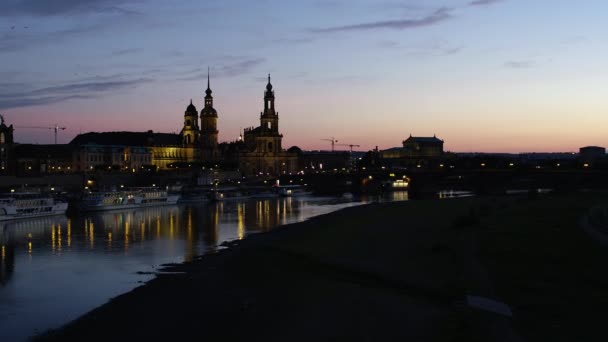 Skyline Iluminado Dresde Luz Noche Con Frauenkirche Hofkirche Barcos Excursión — Vídeo de stock