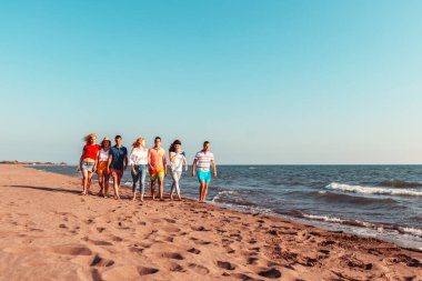 Yaz tatili, tatil ve plaj aktiviteleri - plajdaki arkadaşlar