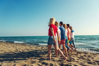 Yaz tatili, tatil ve plaj aktiviteleri - plajdaki arkadaşlar