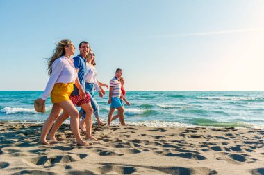 Yaz tatili, tatil ve plaj aktiviteleri - plajdaki arkadaşlar