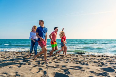 Yaz tatili, tatil ve plaj aktiviteleri - plajdaki arkadaşlar