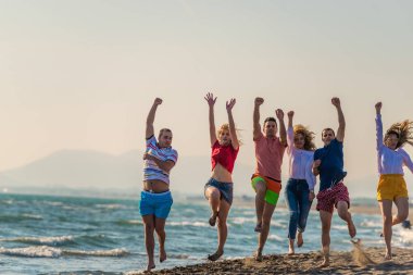 Yaz tatili, tatil ve plaj aktiviteleri - plajdaki arkadaşlar