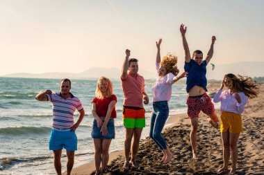 Yaz tatili, tatil ve plaj aktiviteleri - plajdaki arkadaşlar