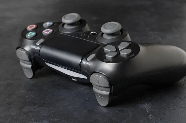 IZHEVSK, RUSSIE - 17 OCTOBRE 2019 : console de jeu de joystick noire PlayStation. Fond sombre — Photo