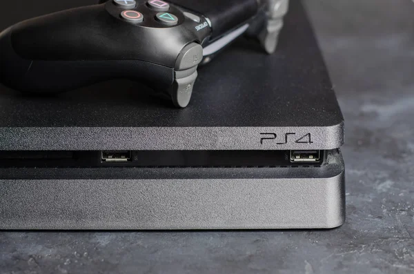 İzhevsk, Rusya - 17 Ekim 2019: Siyah joystick ile Playstation oyun konsolu.