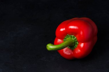 Siyah arka planda kırmızı biber. Paprika. Türleri capsicum annuum. Boşluğu kopyala