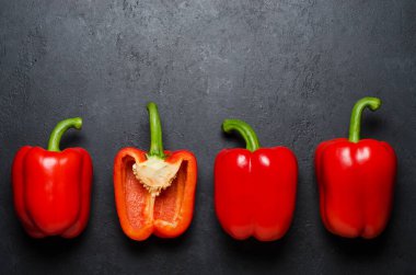 Siyah arka planda kırmızı biber. Paprika. Türleri capsicum annuum. Boşluğu kopyala
