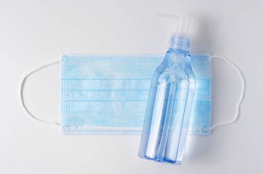 Kullanılabilir tıbbi maske ve eller için dezenfektan jeli. Bir salgın veya salgın sırasında korunma ve önleme kavramı