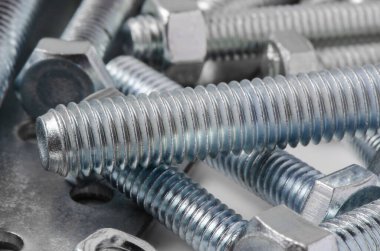 Metal cıvatalar ve fındıklar. Çalışmak ve tamir etmek için aletler. Makrofotoğrafçılık