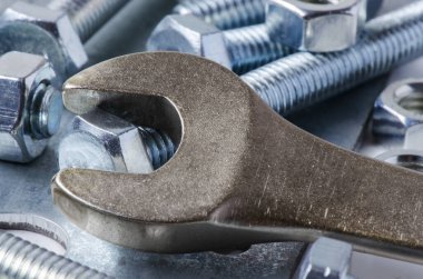 Metal cıvatalar ve fındıklar. Çalışmak ve tamir etmek için aletler. Makrofotoğrafçılık