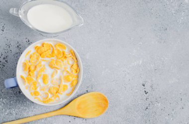 Süt içinde mısır gevreği. Mavi Kupa. Sağlıklı ve besleyici bir kahvaltı. Boşluğu kopyala.