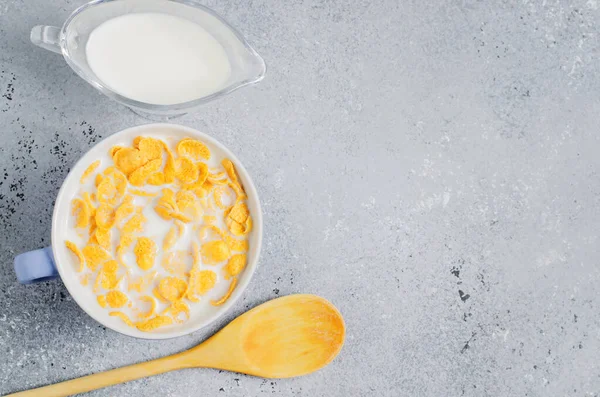 Süt içinde mısır gevreği. Mavi Kupa. Sağlıklı ve besleyici bir kahvaltı. Boşluğu kopyala.