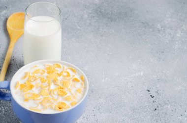 Süt içinde mısır gevreği. Mavi Kupa. Sağlıklı ve besleyici bir kahvaltı. Boşluğu kopyala.