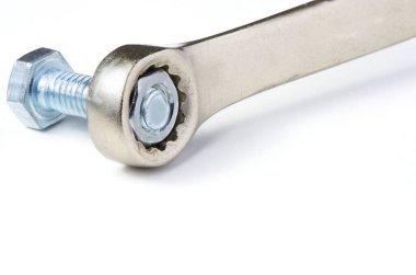 İngiliz anahtarı cıvatanın vidalarını söküyor. Beyaz arka plan. Boşluğu kopyala.