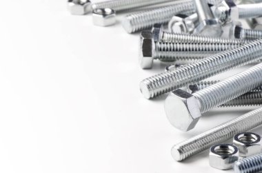 Bir sürü metal cıvata ve fındık. Tamir aracı. Beyaz arka plan. Boşluğu kopyala.