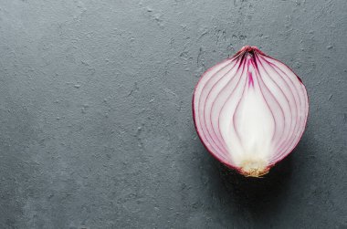 Büyük kırmızı soğan. Soğan ikiye bölünmüş. Kapatın. Düz bir manzara. Boşluğu kopyala