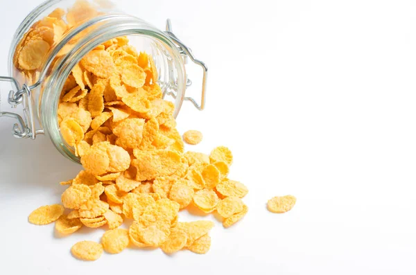 Cam bir kapta mısır gevreği. Beyaz arka plan. Boşluğu kopyala.