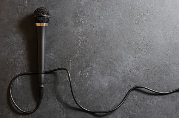 Koyu Beton Arka Planda Siyah Bir Mikrofon Vokaller Röportajlar Gazetecilik — Stok fotoğraf