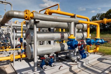 Gaz boruları, benzin istasyonu için vanaları ve aletleri durdurun.